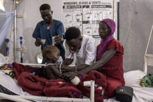 Médico atendiendo a un niño en un campo de refugiados en Chad