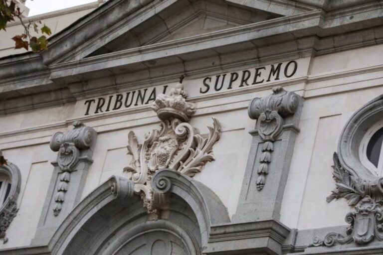 Fachada del Tribunal Supremo en Madrid con detalles arquitectónicos.