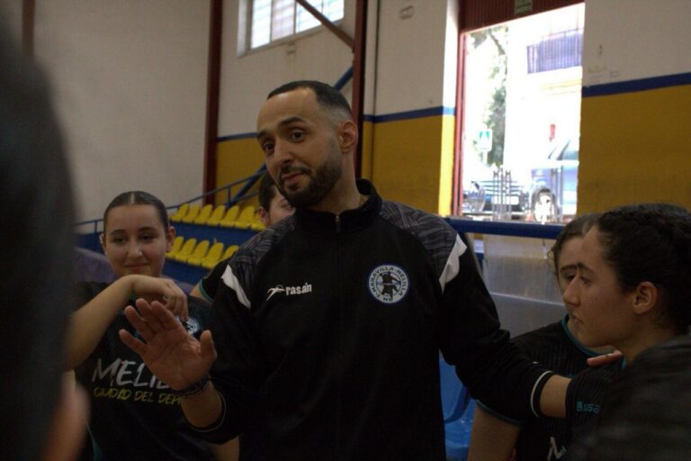 Faisal Salmi, entrenador del Club Balonmano T-Maravilla Melilla, en una charla con jugadoras.