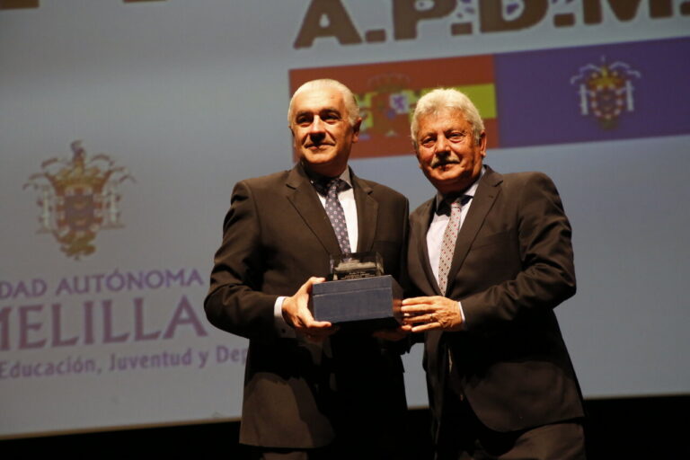 Luis Segura recibiendo un premio en un evento deportivo en Melilla