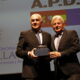 Luis Segura recibiendo un premio en un evento deportivo en Melilla