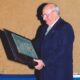Pedro Botello sosteniendo un premio en un evento deportivo