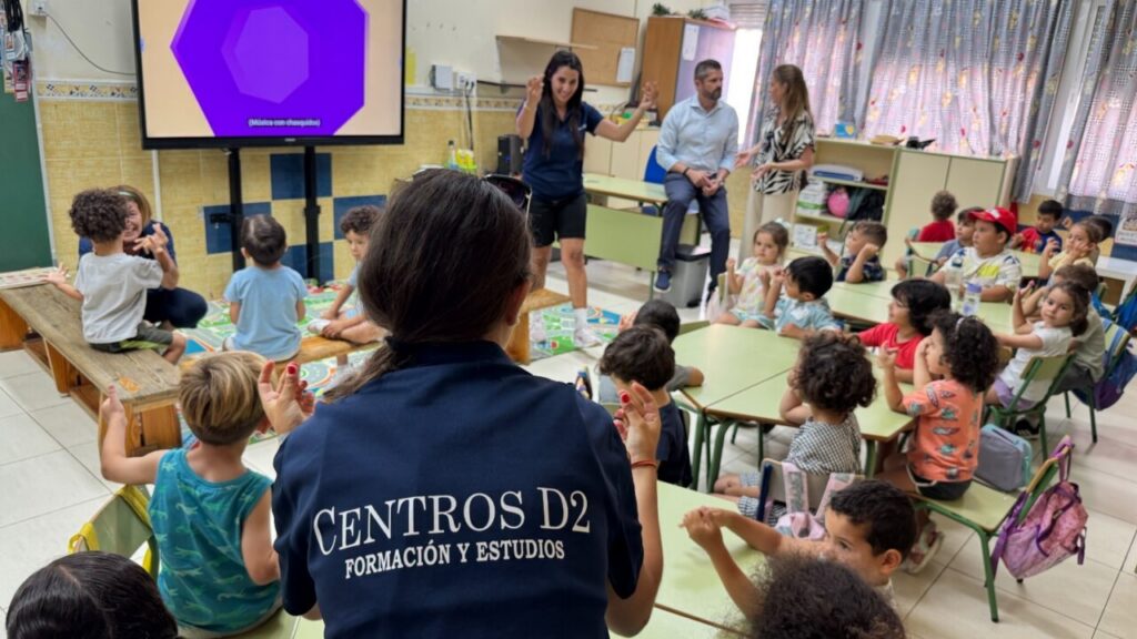 Niños participando en actividades del campamento de inglés Pop Summer.