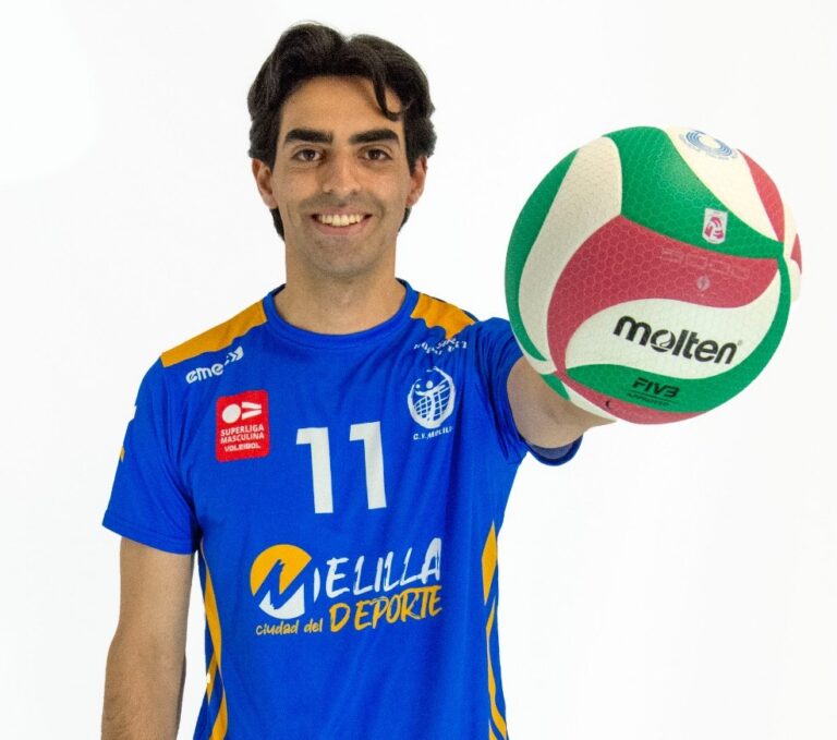 Federico 'Chicho' Arquez posando con un balón de voleibol