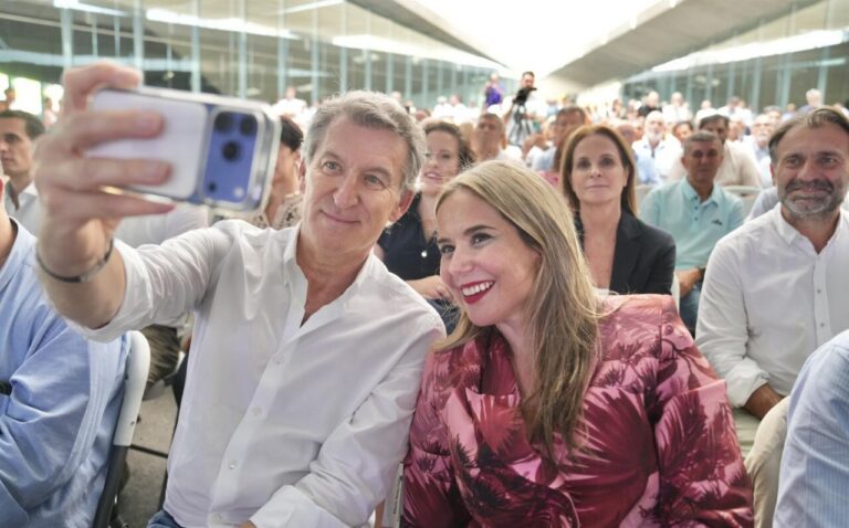 Alberto Núñez Feijóo y Carmen Pérez en un evento político tomando una selfie