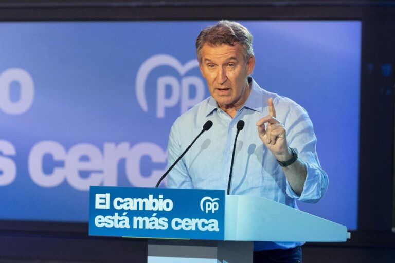 Alberto Núñez Feijóo hablando sobre inmigración en un foro del PP