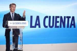 Político dando un discurso en un evento con fondo azul