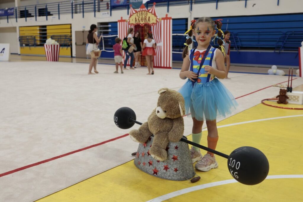 Niña vestida de payaso en el Festival El Circo Ágora