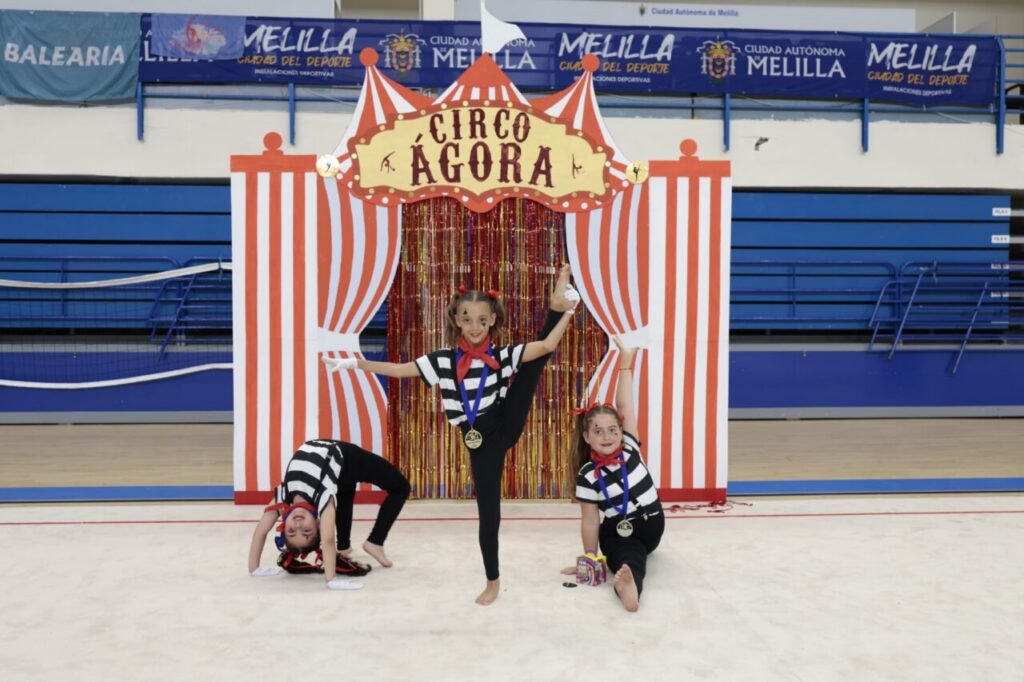 Tres gimnastas en el Festival El Circo Ágora en Melilla