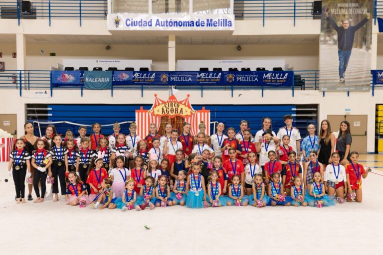 Grupo de gimnastas en el Festival El Circo del Club Ágora de Melilla
