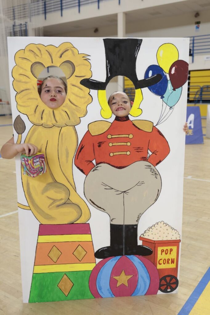 Niños posando en un photocall de circo durante el festival
