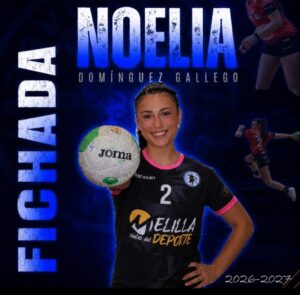 Noelia Domínguez Gallego con balón de balonmano en uniforme del equipo