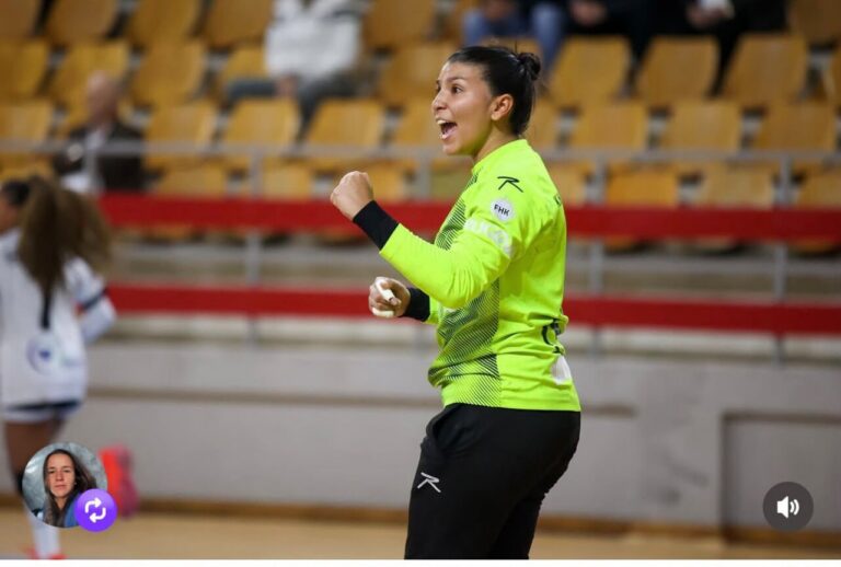 Karolliny celebrando una jugada durante un partido de balonmano