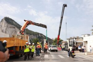 Trabajadores retiran la Verja de Gibraltar en un día histórico