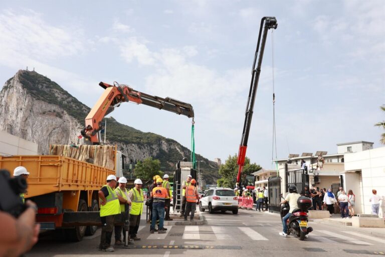 Trabajadores retiran la Verja de Gibraltar en un día histórico