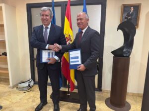 Dos hombres estrechando manos tras firmar un acuerdo en Melilla