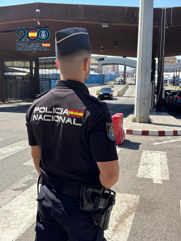 Agente de la Policía Nacional en la frontera de Melilla