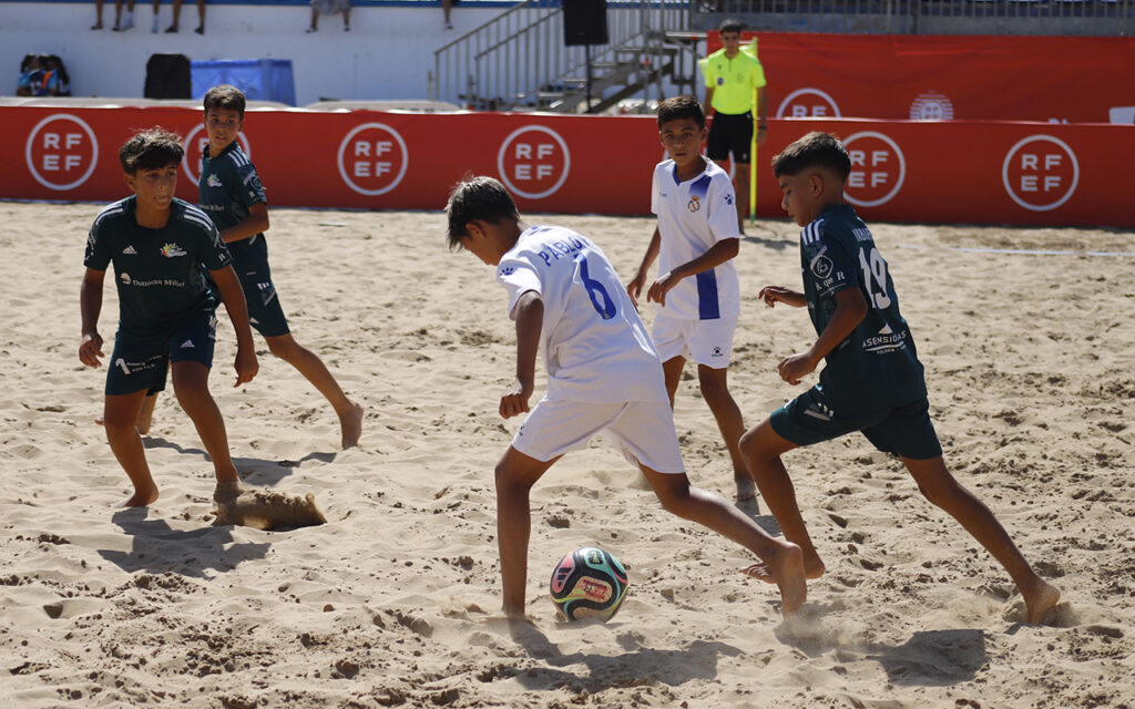 Jugadores compiten en un partido de fútbol playa en Melilla
