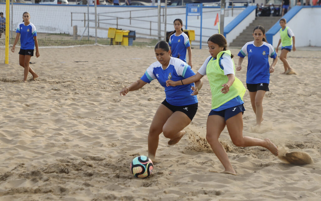 Jugadoras compitiendo en un partido de fútbol playa en Melilla