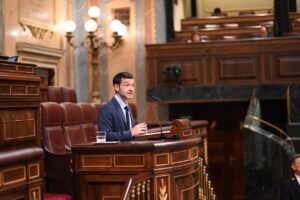 Un representante del gobierno habla sobre la creación de empleos en dependencia