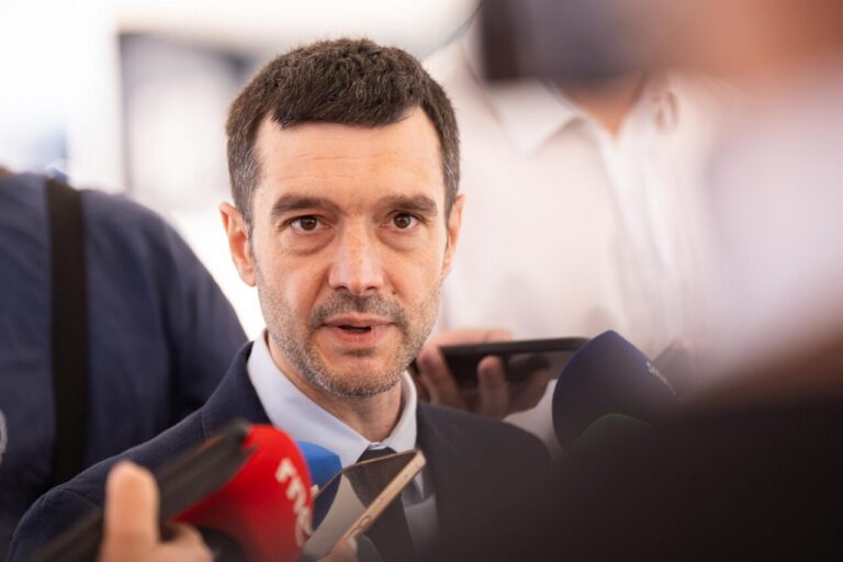 Ministro hablando sobre financiación de la dependencia en rueda de prensa