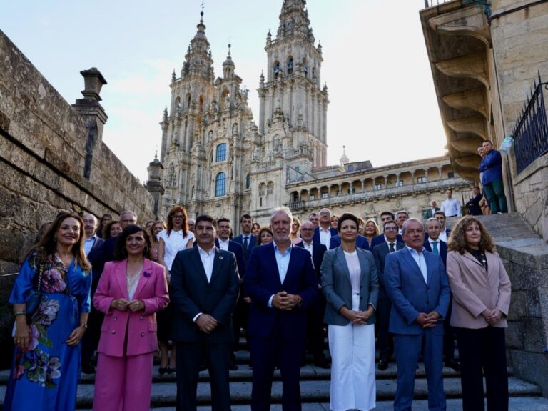 Reunión del Gobierno en Melilla con varios asistentes en un entorno histórico
