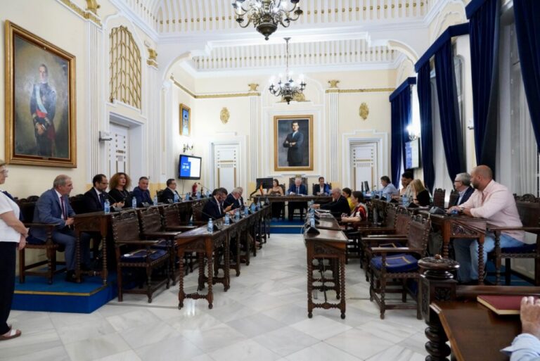 Reunión del Gobierno local en Melilla con varios representantes