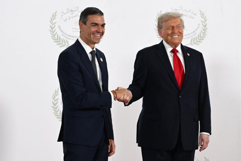 Pedro Sánchez y Donald Trump estrechando manos en un evento
