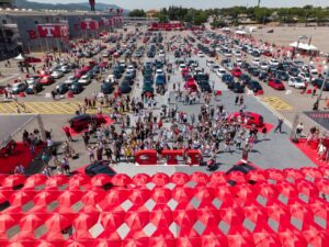 Vista aérea del GTI 50 Fest en Montmelo con coches y asistentes.