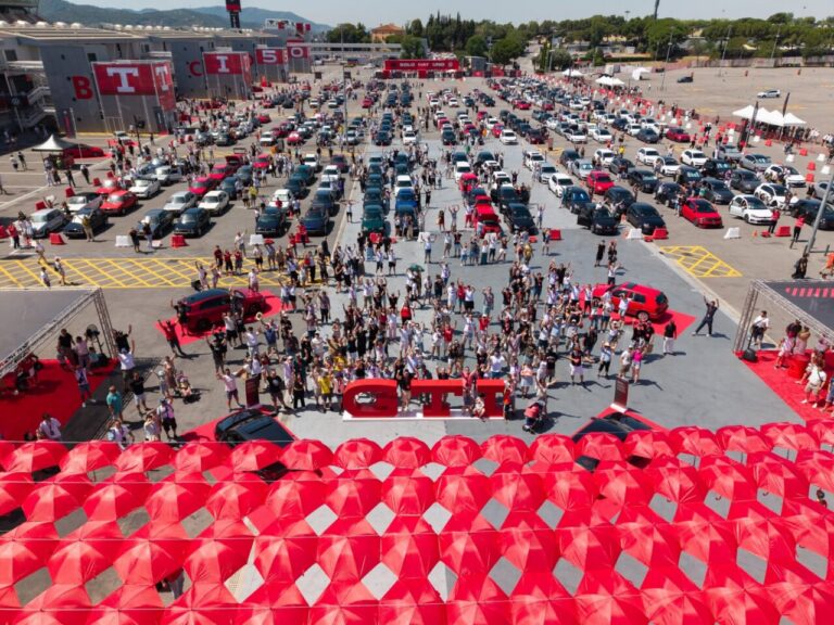 Vista aérea del GTI 50 Fest en Montmelo con coches y asistentes.