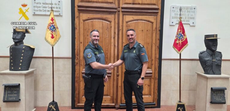 Dos agentes de la Guardia Civil en un saludo formal en la sede
