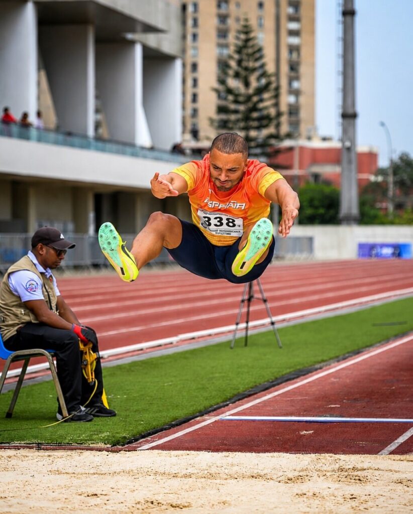 Hadriel Mehamed saltando en una competición de atletismo en Perú