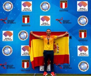 Hadriel Mehamed sosteniendo la bandera de España con medallas en el campeonato
