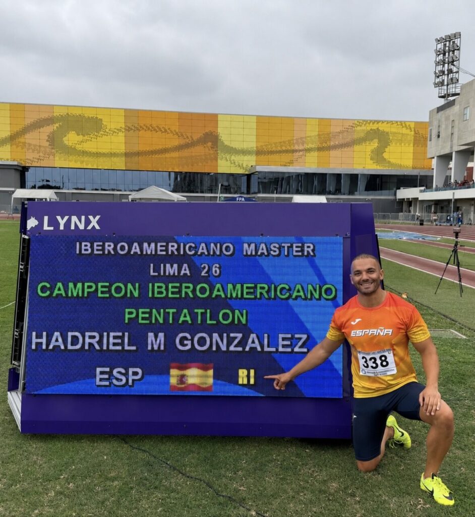 Hadriel Mehamed posando junto a un cartel del campeonato iberoamericano