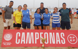 Equipo de fútbol playa C.D. Higicontrol Melilla con trofeo de campeonas