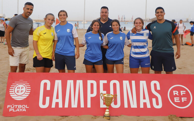 Equipo de fútbol playa C.D. Higicontrol Melilla con trofeo de campeonas