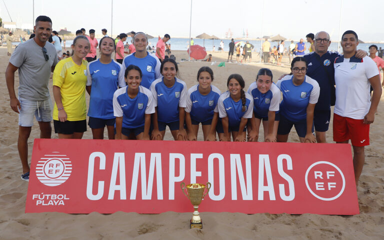 Equipo juvenil femenino del C.D. Higicontrol Melilla con trofeo en la playa