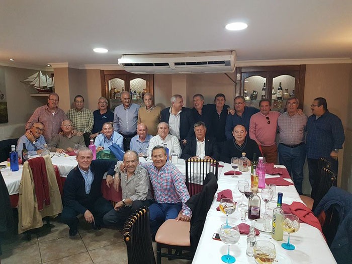 Grupo de amigos y exjugadores en homenaje a Pedro Botello