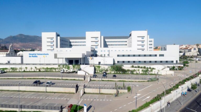 Vista del Hospital Universitario de Melilla con cielo despejado