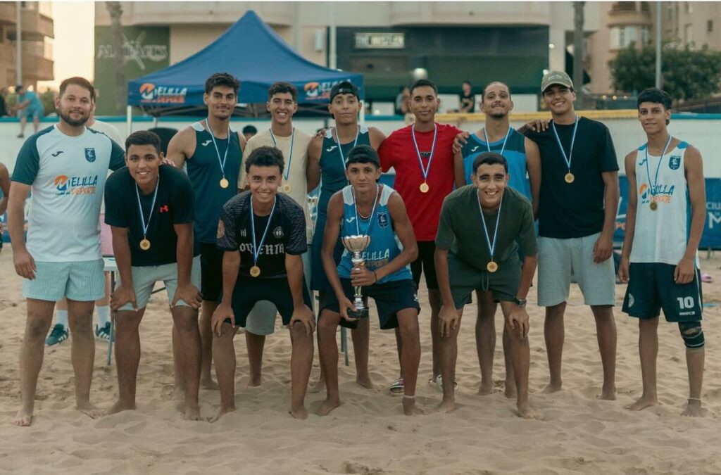 Jugadores del I Torneo de Balonmano Playa en Melilla con medallas y trofeo