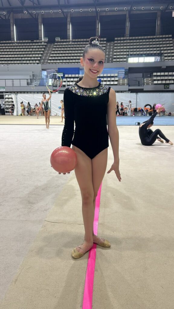 Lucía Arenas en el Campeonato de España de Gimnasia Rítmica sosteniendo una pelota