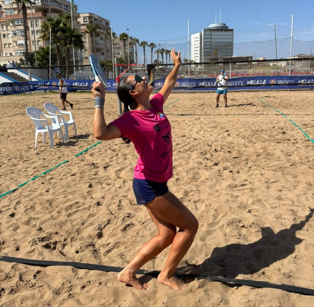 Jugadora de tenis playa en acción durante el torneo en Melilla
