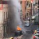 Incendio de contenedores en la calle Castelar de Melilla con bomberos apagando el fuego.