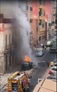 Bomberos controlando un incendio en contenedores en Melilla