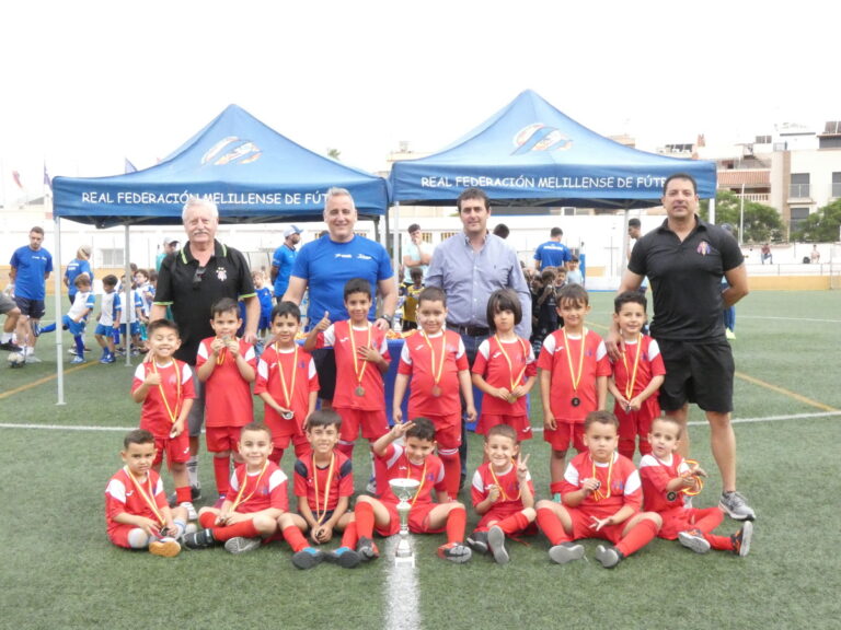 Niños de la Peña Barcelonista con medallas en un evento deportivo