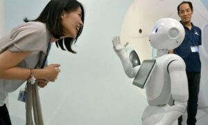 Interacción entre una mujer y un robot en Japón