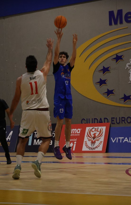 Javi Bosch lanzando a canasta en un partido de baloncesto