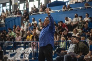Javi Nieto dirigiendo al Club Melilla Baloncesto en un partido