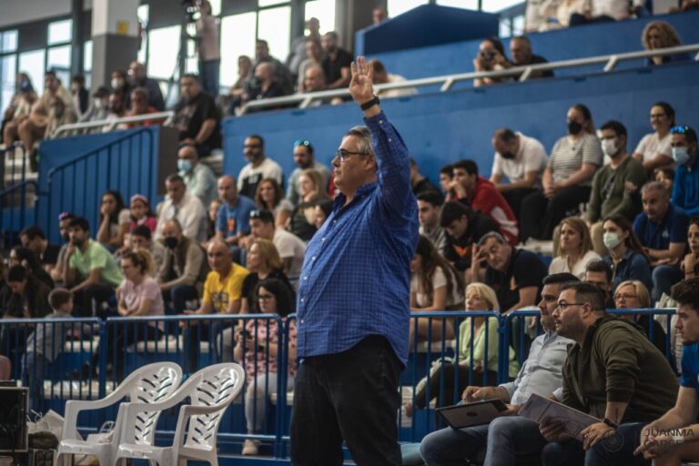 Javi Nieto dirigiendo al Club Melilla Baloncesto en un partido