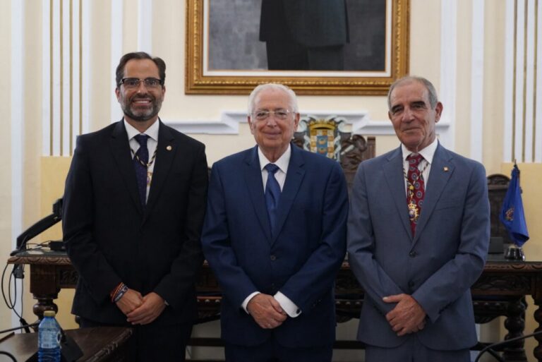 Jesús Romero y Pedro Fernández en ceremonia de toma de posesión de cargos